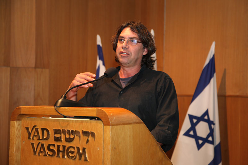 יורם הוניג, במאי הסרט "עופות החול", בהקדמה לסרט